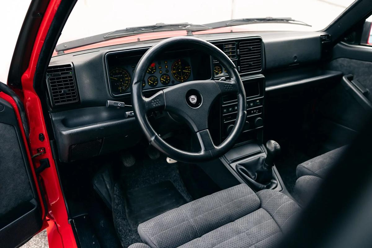 オークションに出品される予定の1991年式ランチア「デルタHFインテグレーレ・エボルツォーネI」(c)2026 BROAD ARROW Auctions