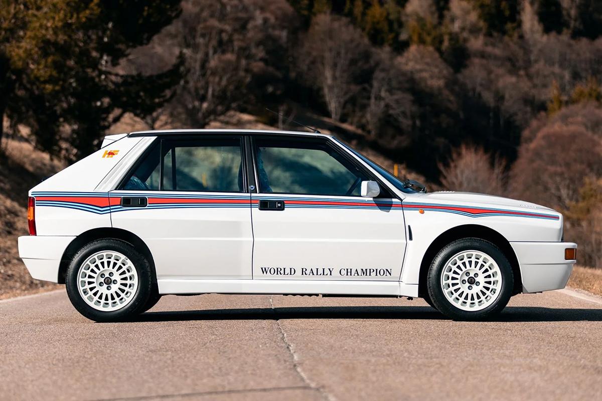 オークションに出品予定の1992年式ランチア「デルタHFインテグレーレ・エボルツォーネ マルティニ6」(c)2026 BROAD ARROW Auctions