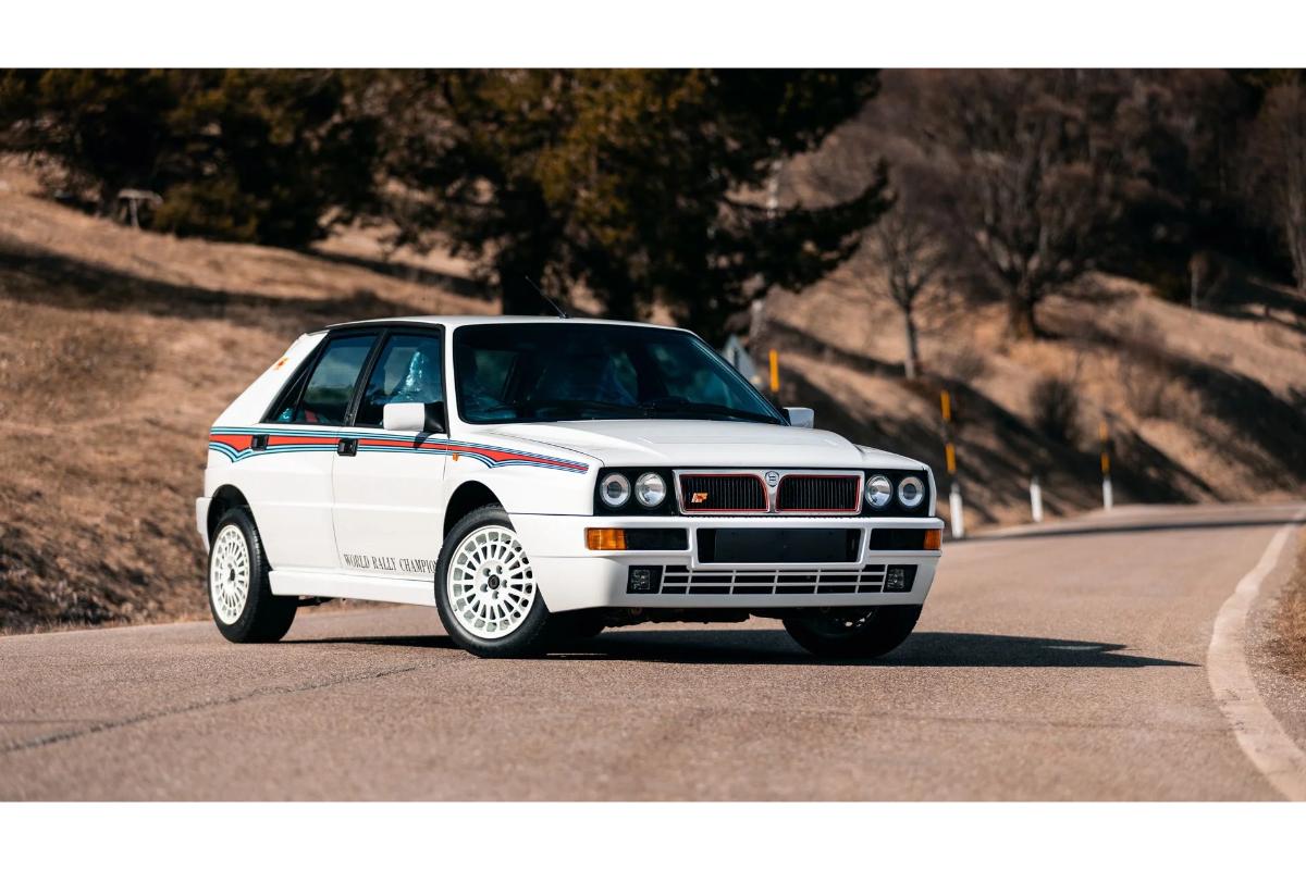 オークションに出品予定の1992年式ランチア「デルタHFインテグレーレ・エボルツォーネ マルティニ6」(c)2026 BROAD ARROW Auctions