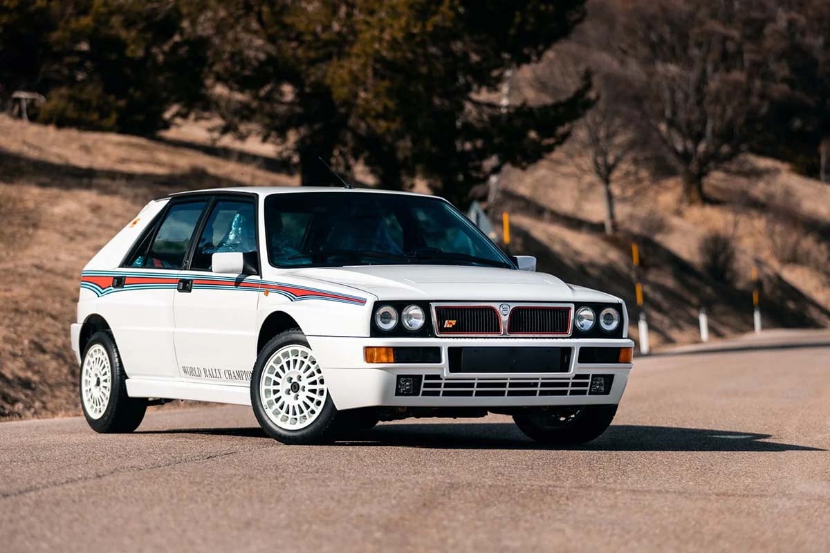 オークションに出品予定の1992年式ランチア「デルタHFインテグレーレ・エボルツォーネ マルティニ6」(c)2026 BROAD ARROW Auctions