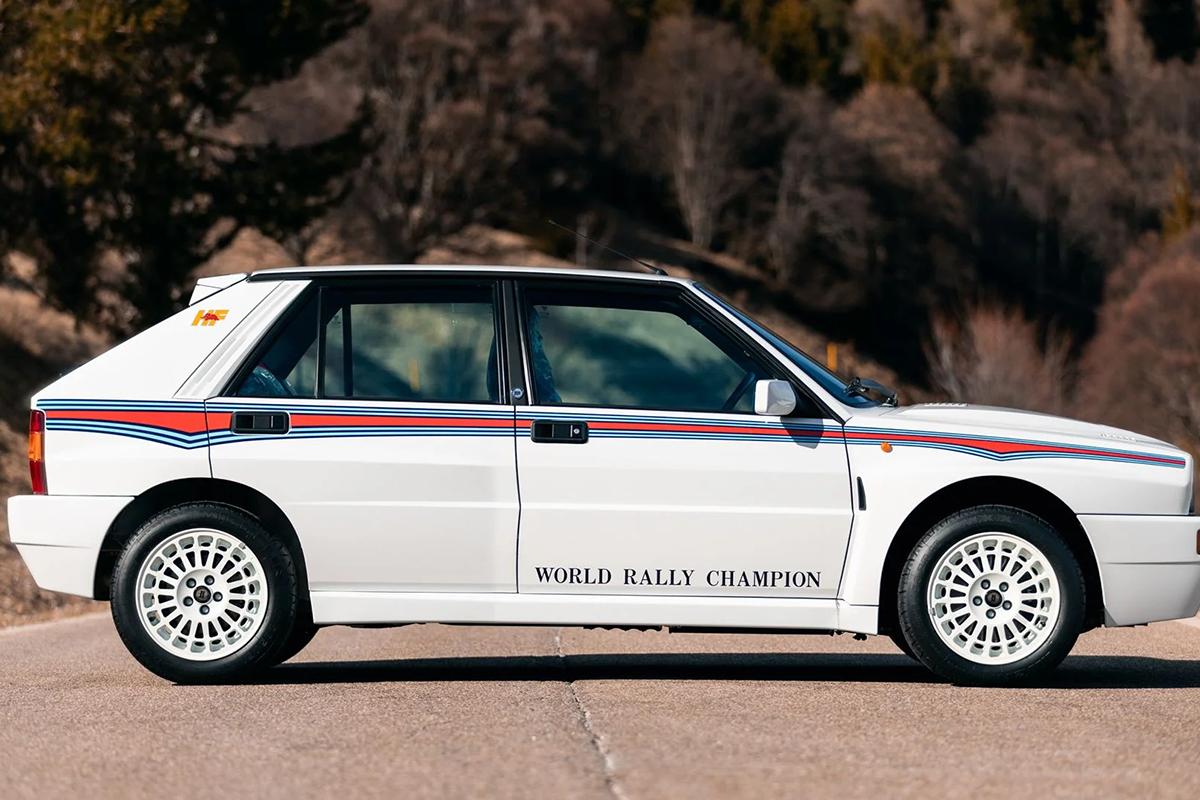 オークションに出品予定の1992年式ランチア「デルタHFインテグレーレ・エボルツォーネ マルティニ6」(c)2026 BROAD ARROW Auctions