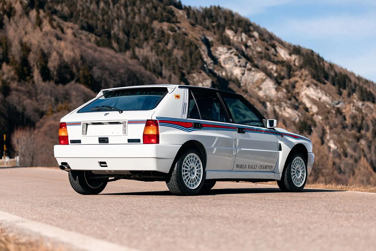 オークションに出品予定の1992年式ランチア「デルタHFインテグレーレ・エボルツォーネ マルティニ6」(c)2026 BROAD ARROW Auctions