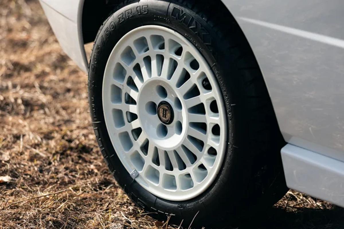 オークションに出品予定の1992年式ランチア「デルタHFインテグレーレ・エボルツォーネ マルティニ6」(c)2026 BROAD ARROW Auctions