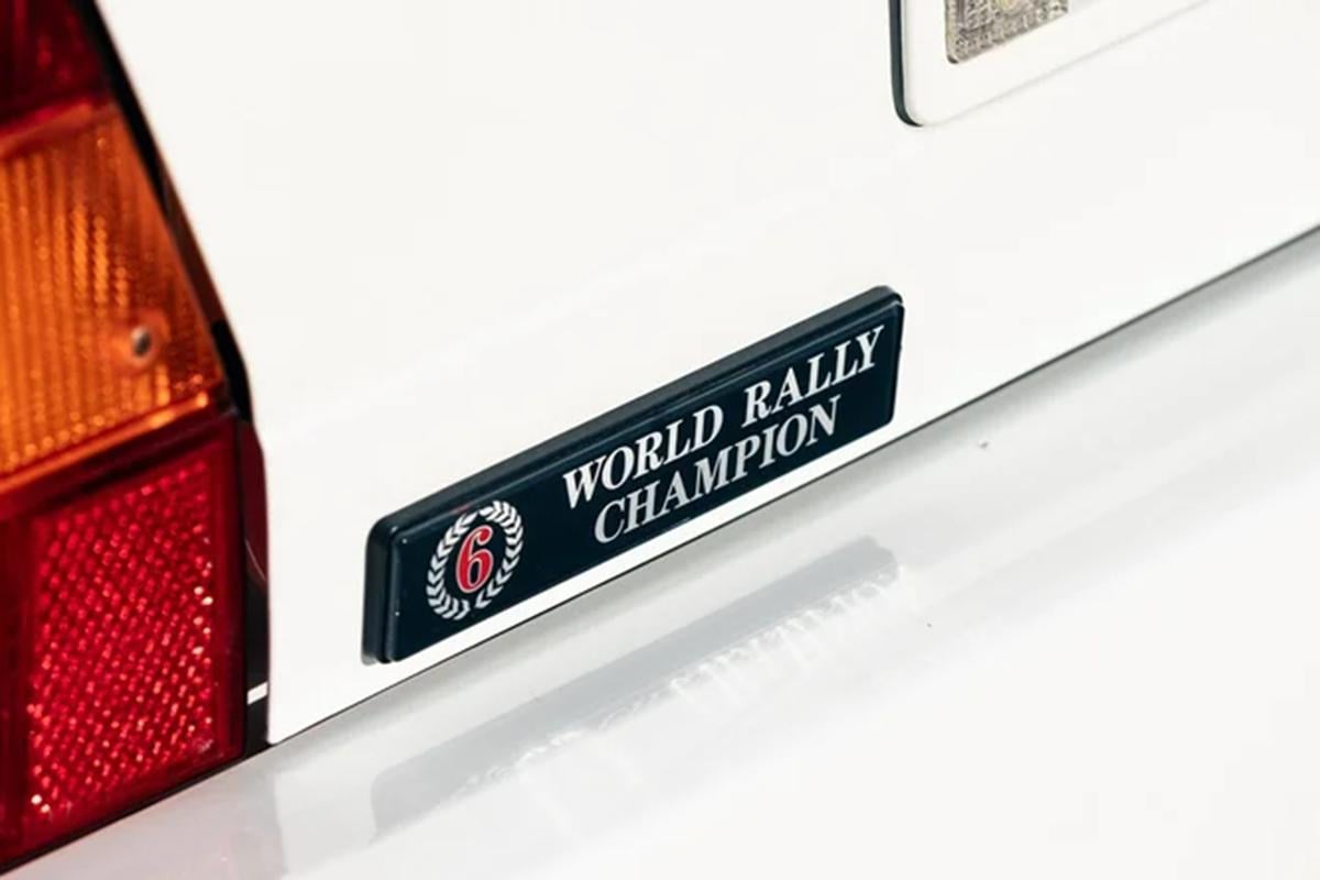 オークションに出品予定の1992年式ランチア「デルタHFインテグレーレ・エボルツォーネ マルティニ6」(c)2026 BROAD ARROW Auctions