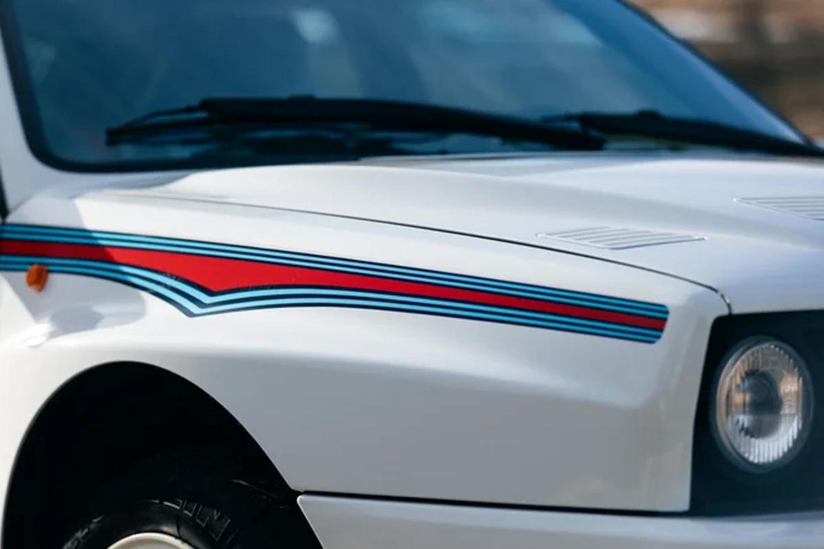 オークションに出品予定の1992年式ランチア「デルタHFインテグレーレ・エボルツォーネ マルティニ6」(c)2026 BROAD ARROW Auctions