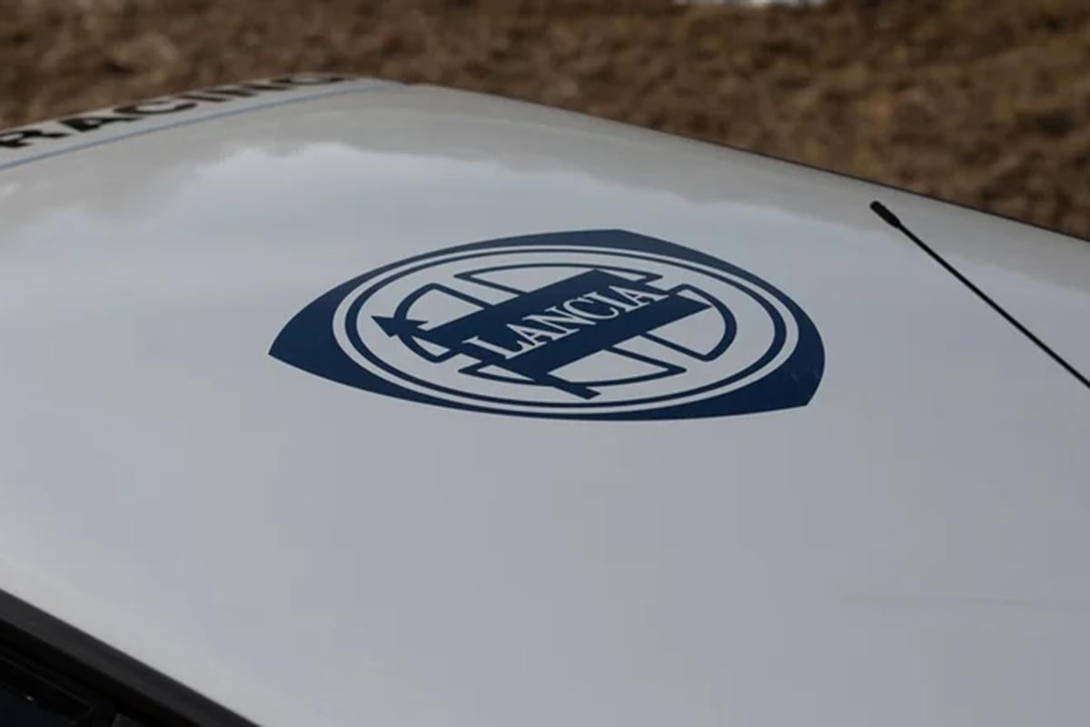 オークションに出品予定の1992年式ランチア「デルタHFインテグレーレ・エボルツォーネ マルティニ6」(c)2026 BROAD ARROW Auctions