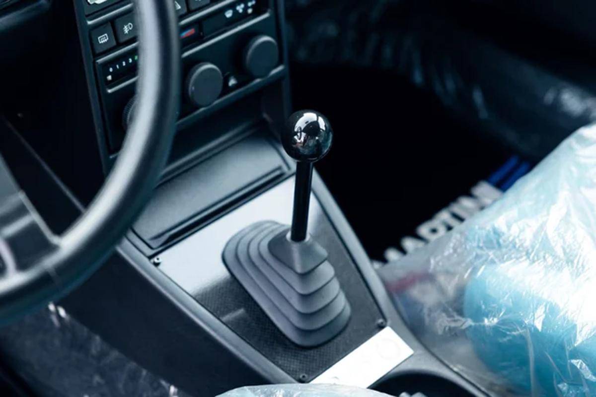 オークションに出品予定の1992年式ランチア「デルタHFインテグレーレ・エボルツォーネ マルティニ6」(c)2026 BROAD ARROW Auctions