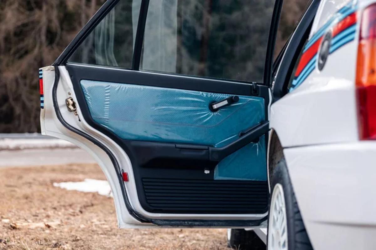 オークションに出品予定の1992年式ランチア「デルタHFインテグレーレ・エボルツォーネ マルティニ6」(c)2026 BROAD ARROW Auctions