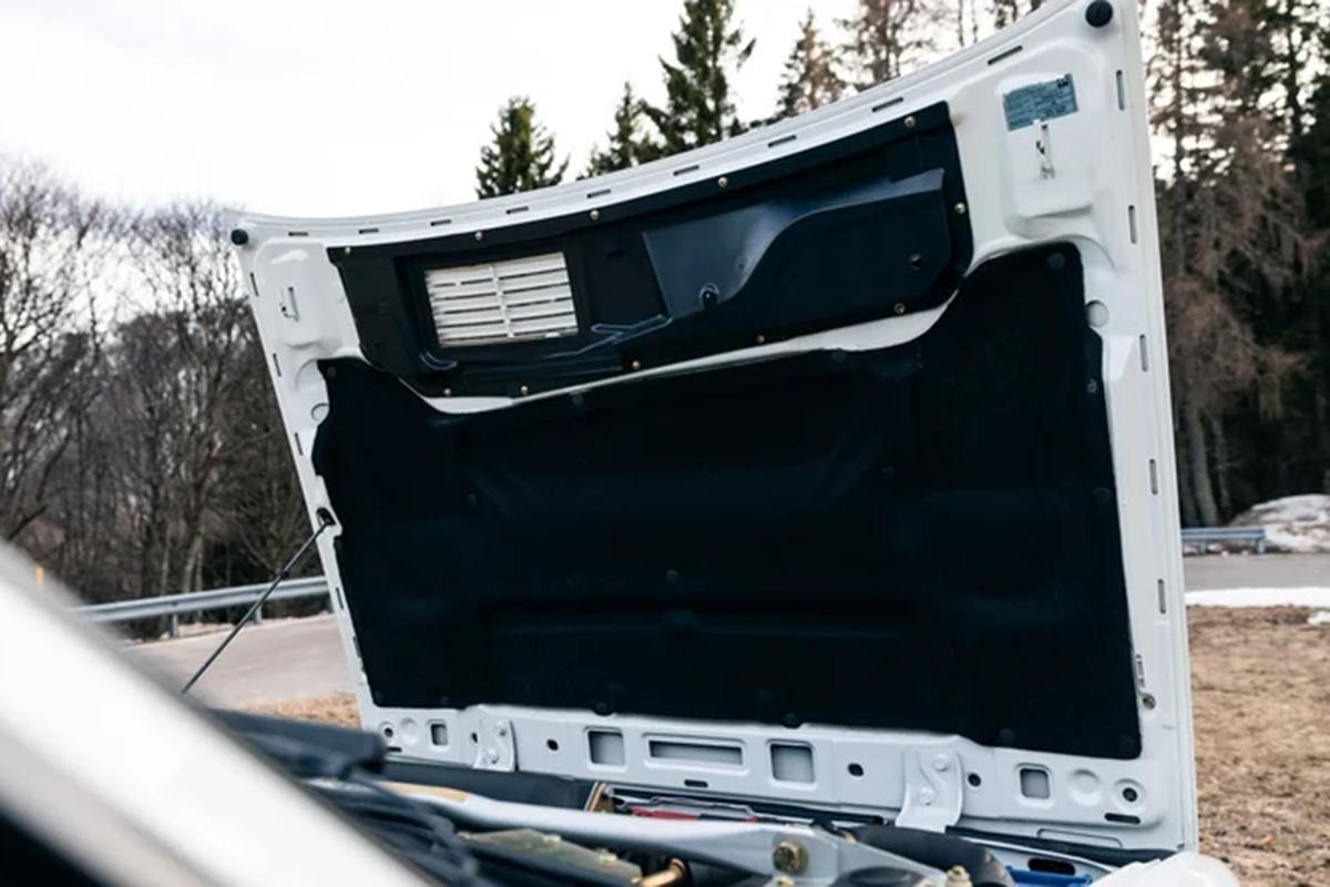 オークションに出品予定の1992年式ランチア「デルタHFインテグレーレ・エボルツォーネ マルティニ6」(c)2026 BROAD ARROW Auctions