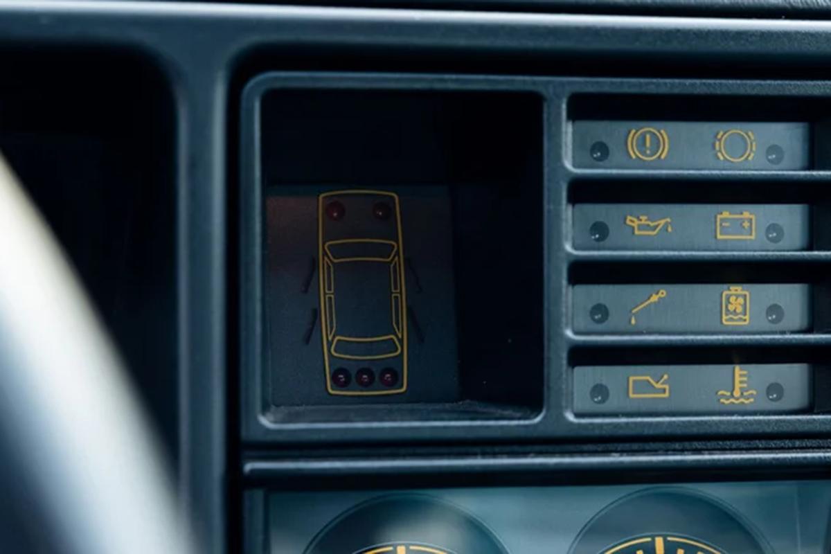 オークションに出品予定の1992年式ランチア「デルタHFインテグレーレ・エボルツォーネ マルティニ6」(c)2026 BROAD ARROW Auctions