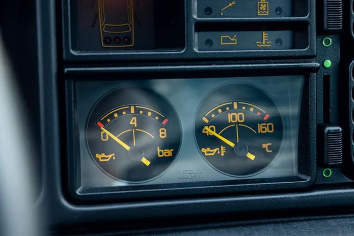 オークションに出品予定の1992年式ランチア「デルタHFインテグレーレ・エボルツォーネ マルティニ6」(c)2026 BROAD ARROW Auctions