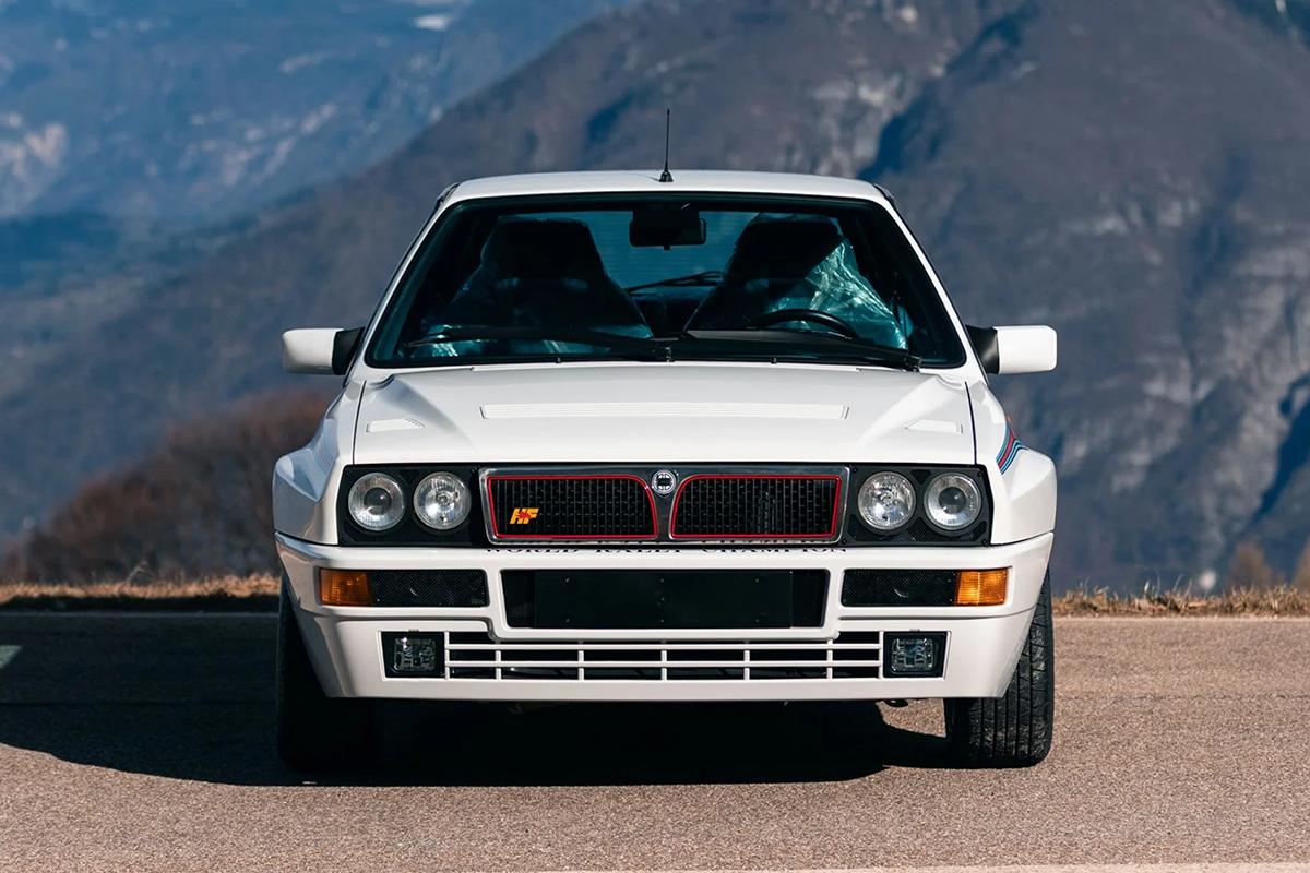 オークションに出品予定の1992年式ランチア「デルタHFインテグレーレ・エボルツォーネ マルティニ6」(c)2026 BROAD ARROW Auctions