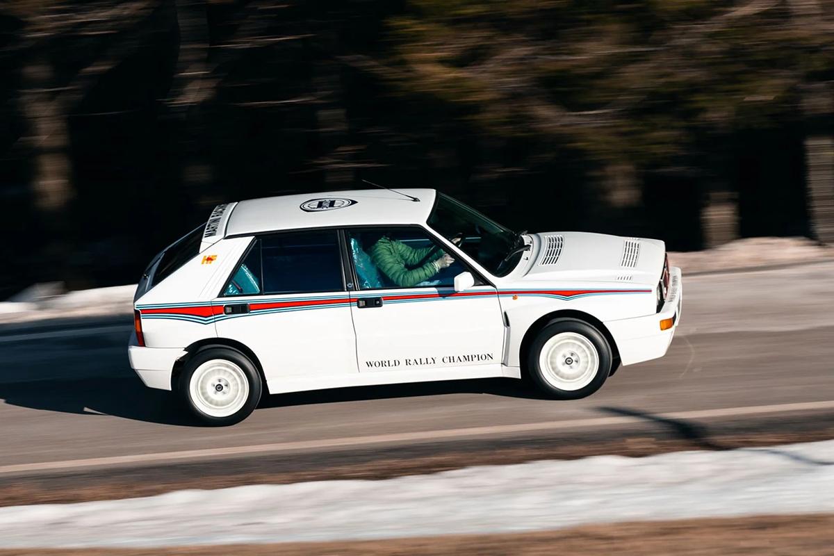 オークションに出品予定の1992年式ランチア「デルタHFインテグレーレ・エボルツォーネ マルティニ6」(c)2026 BROAD ARROW Auctions