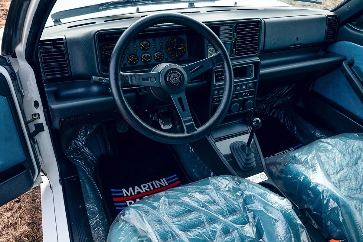 オークションに出品予定の1992年式ランチア「デルタHFインテグレーレ・エボルツォーネ マルティニ6」(c)2026 BROAD ARROW Auctions