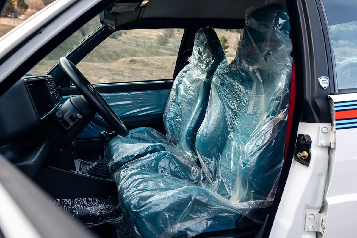 オークションに出品予定の1992年式ランチア「デルタHFインテグレーレ・エボルツォーネ マルティニ6」(c)2026 BROAD ARROW Auctions