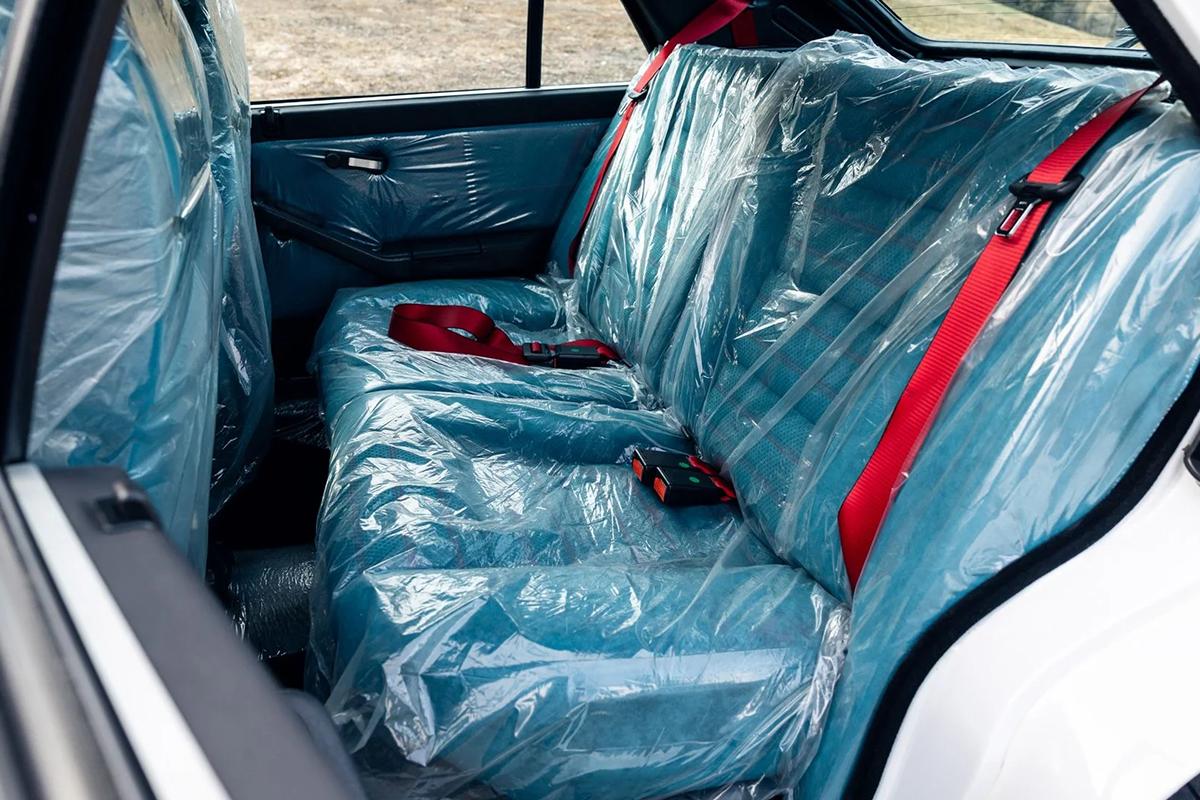 オークションに出品予定の1992年式ランチア「デルタHFインテグレーレ・エボルツォーネ マルティニ6」(c)2026 BROAD ARROW Auctions