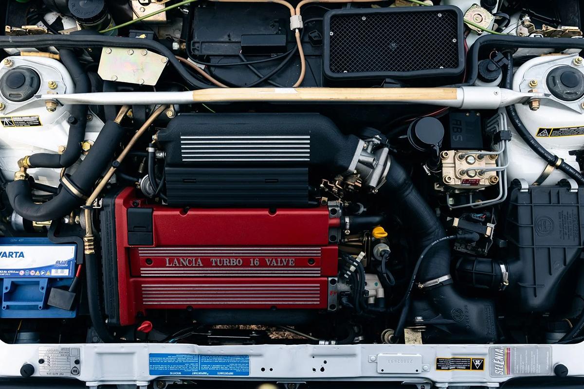 オークションに出品予定の1992年式ランチア「デルタHFインテグレーレ・エボルツォーネ マルティニ6」(c)2026 BROAD ARROW Auctions