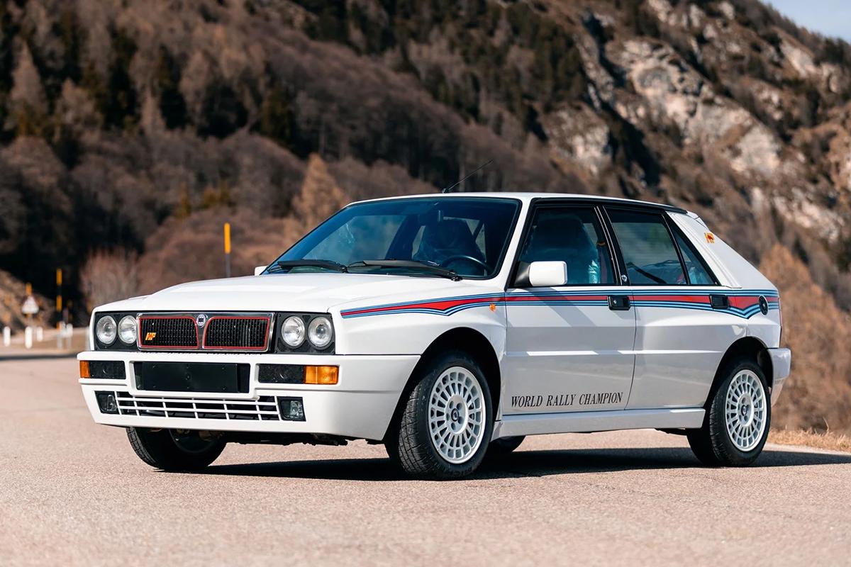 オークションに出品予定の1992年式ランチア「デルタHFインテグレーレ・エボルツォーネ マルティニ6」(c)2026 BROAD ARROW Auctions