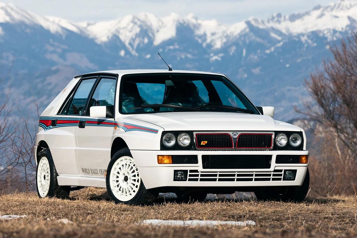 オークションに出品予定の1992年式ランチア「デルタHFインテグレーレ・エボルツォーネ マルティニ6」(c)2026 BROAD ARROW Auctions