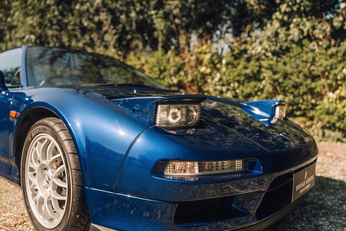 もう登場から29年も経つのね…青い初代「NSX」を欧州で発見 「R」でも