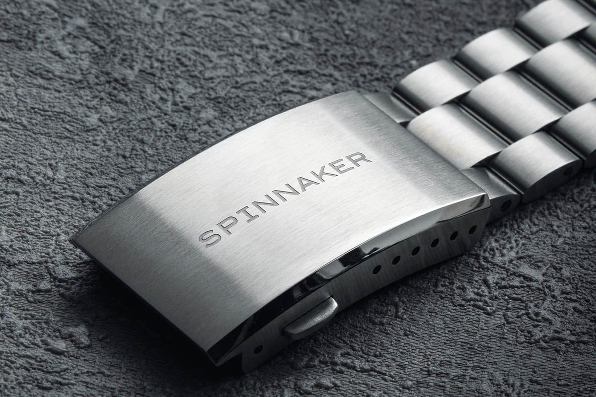 ストラップにはスリムなケースを引き立てる、ソリッドなメタルブレスレットを採用