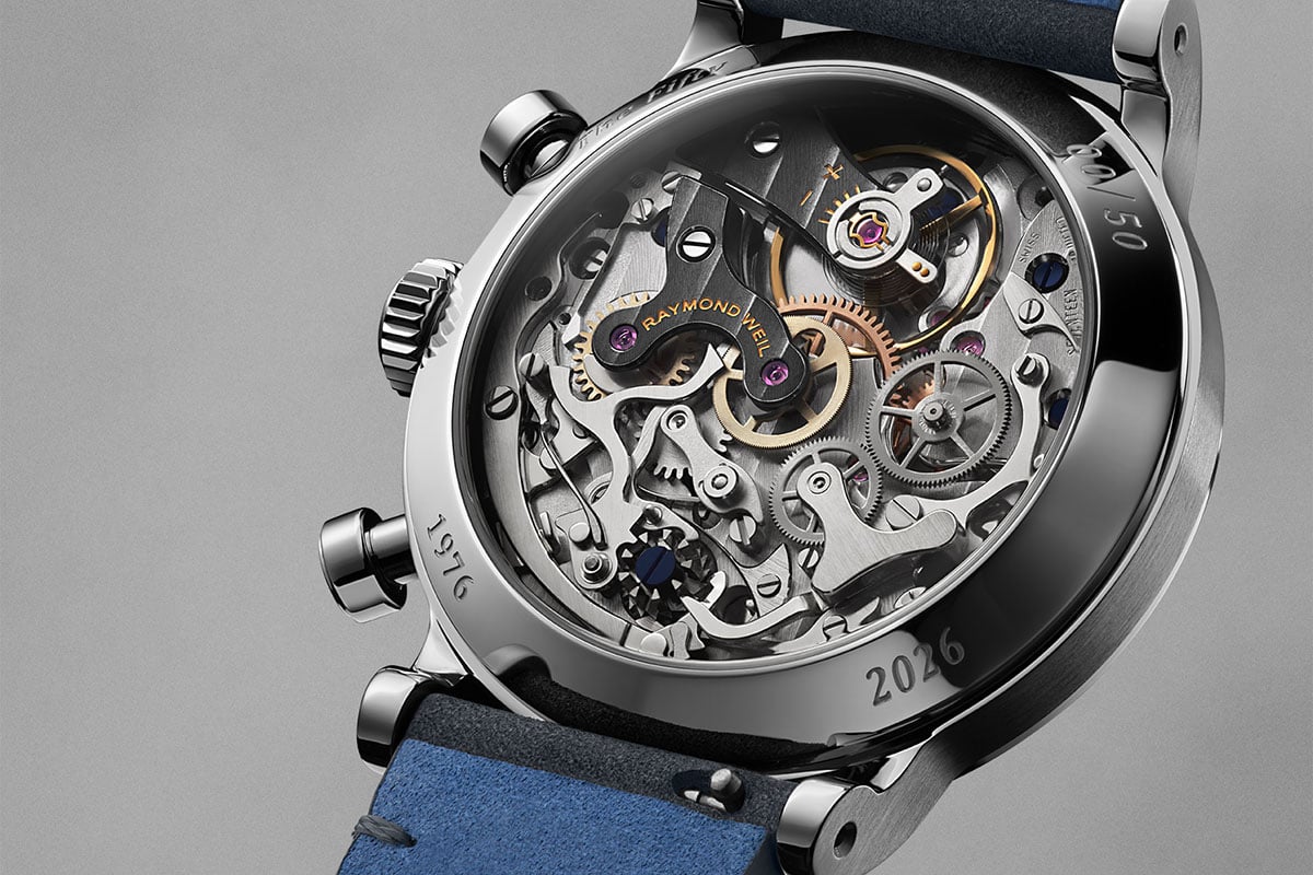 伝統的なコラムホイールの動きをつぶさに見せるケースバック。外周には限定モデルの証であるシリアルナンバーとともに「1976」「2026」の数字を刻む