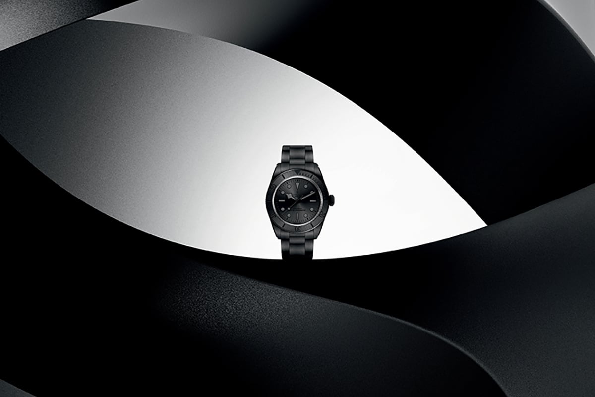 外装にはマットブラックセラミック、チャコールのダイヤルにダークトーンの蓄光素材を採用。全体を黒一色で統一しつつ仕上げや色調の微細な違いで変化をつけている