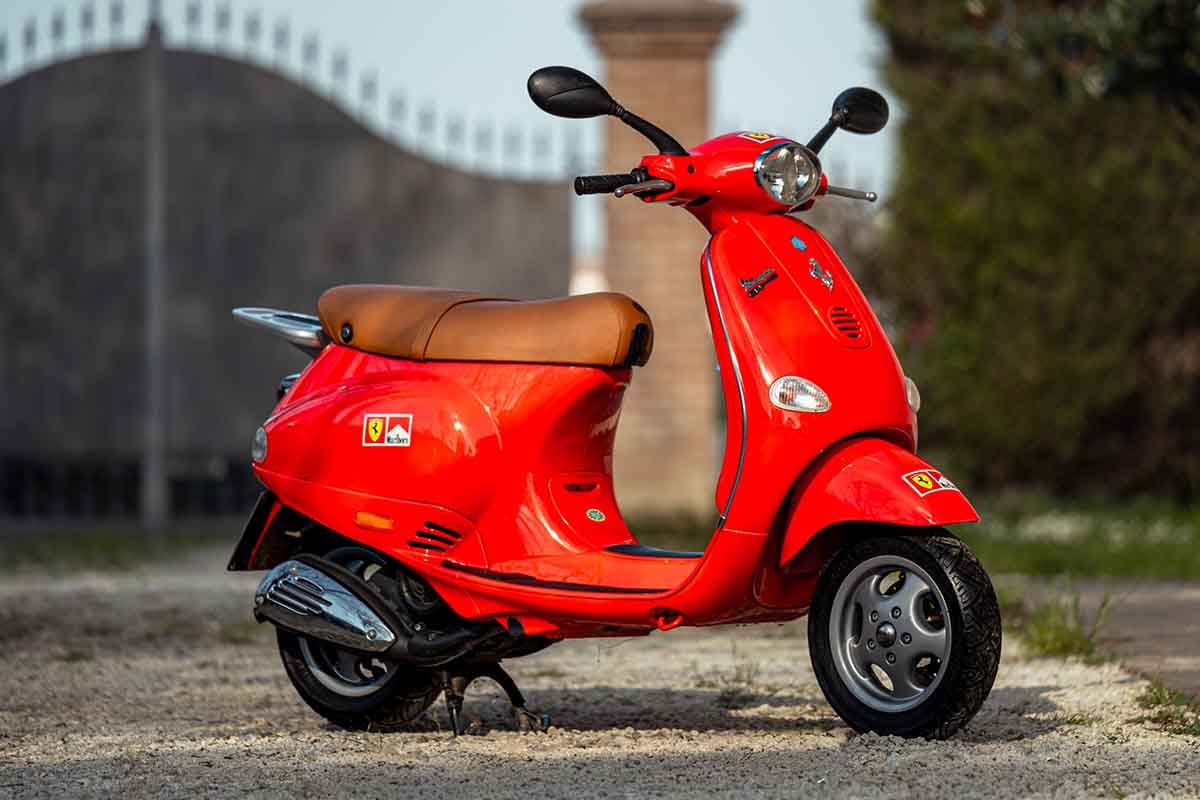 オークションに出品予定の2001年式ピアッジオ「ベスパET4」スクーデリア・フェラーリ Federico Cecchio(c)2026 Courtesy of RM Sotheby's