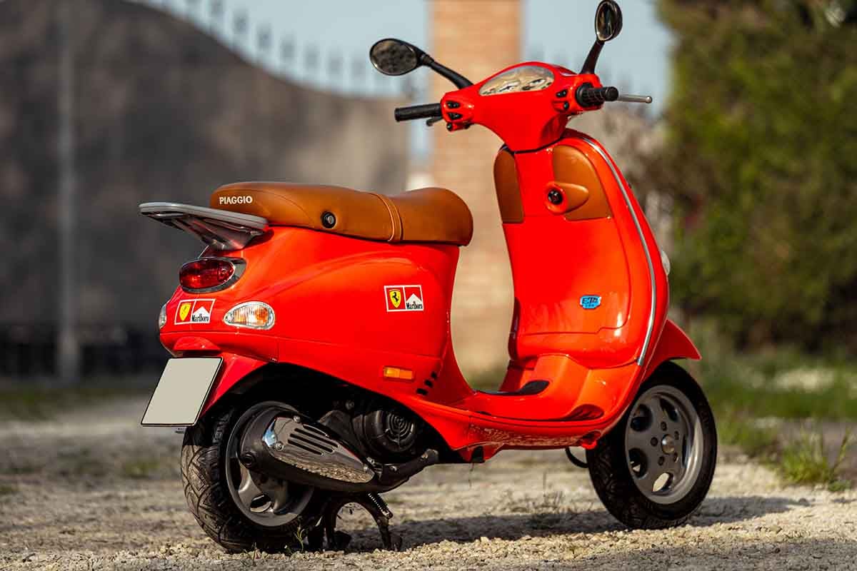 オークションに出品予定の2001年式ピアッジオ「ベスパET4」スクーデリア・フェラーリ Federico Cecchio(c)2026 Courtesy of RM Sotheby's