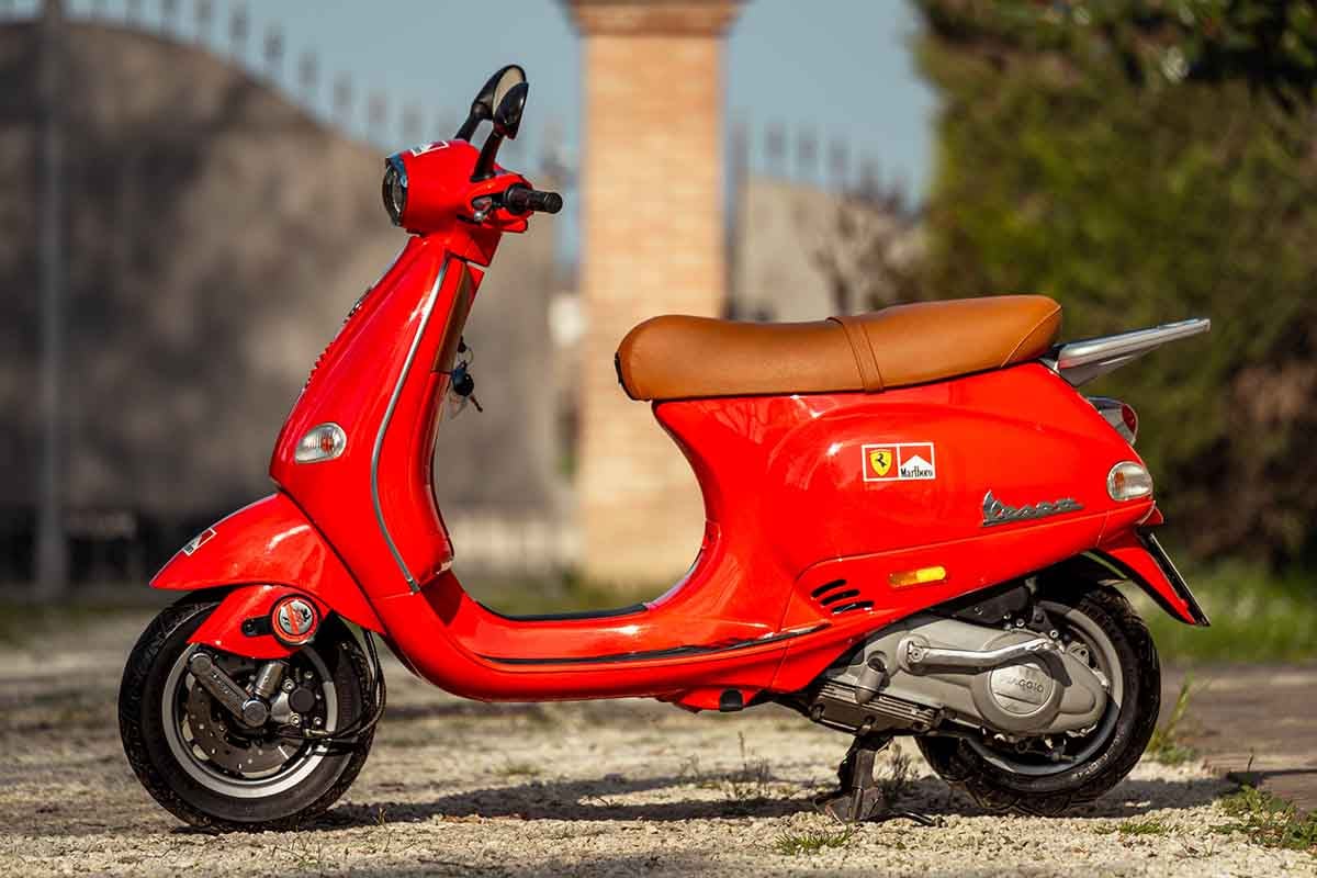 オークションに出品予定の2001年式ピアッジオ「ベスパET4」スクーデリア・フェラーリ Federico Cecchio(c)2026 Courtesy of RM Sotheby's