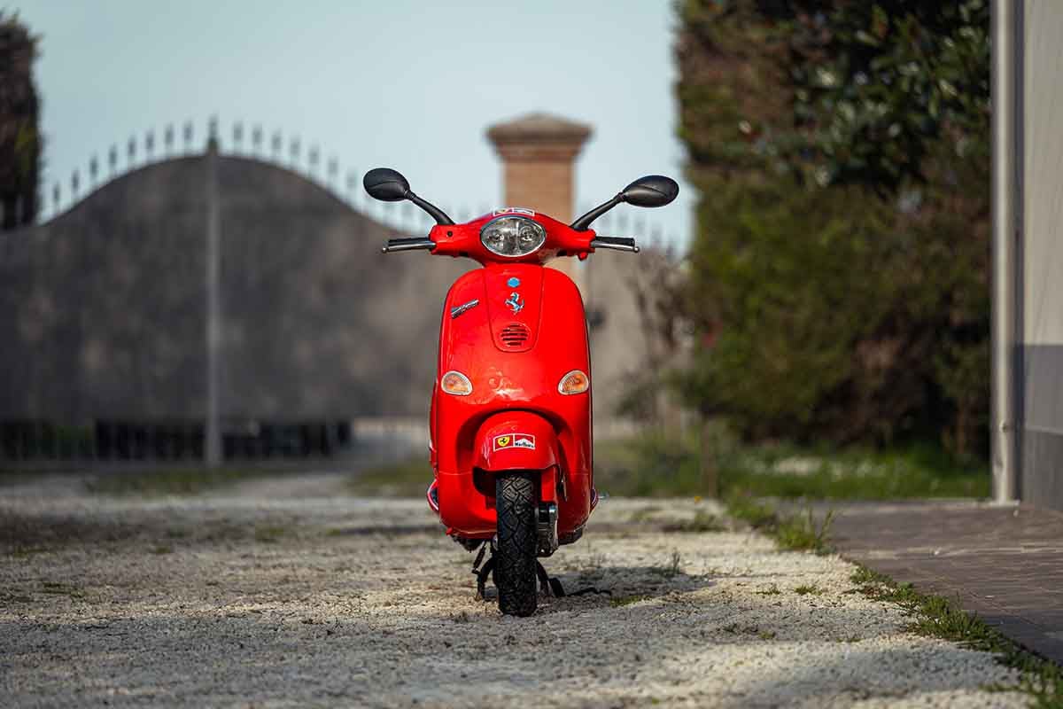 オークションに出品予定の2001年式ピアッジオ「ベスパET4」スクーデリア・フェラーリ Federico Cecchio(c)2026 Courtesy of RM Sotheby's