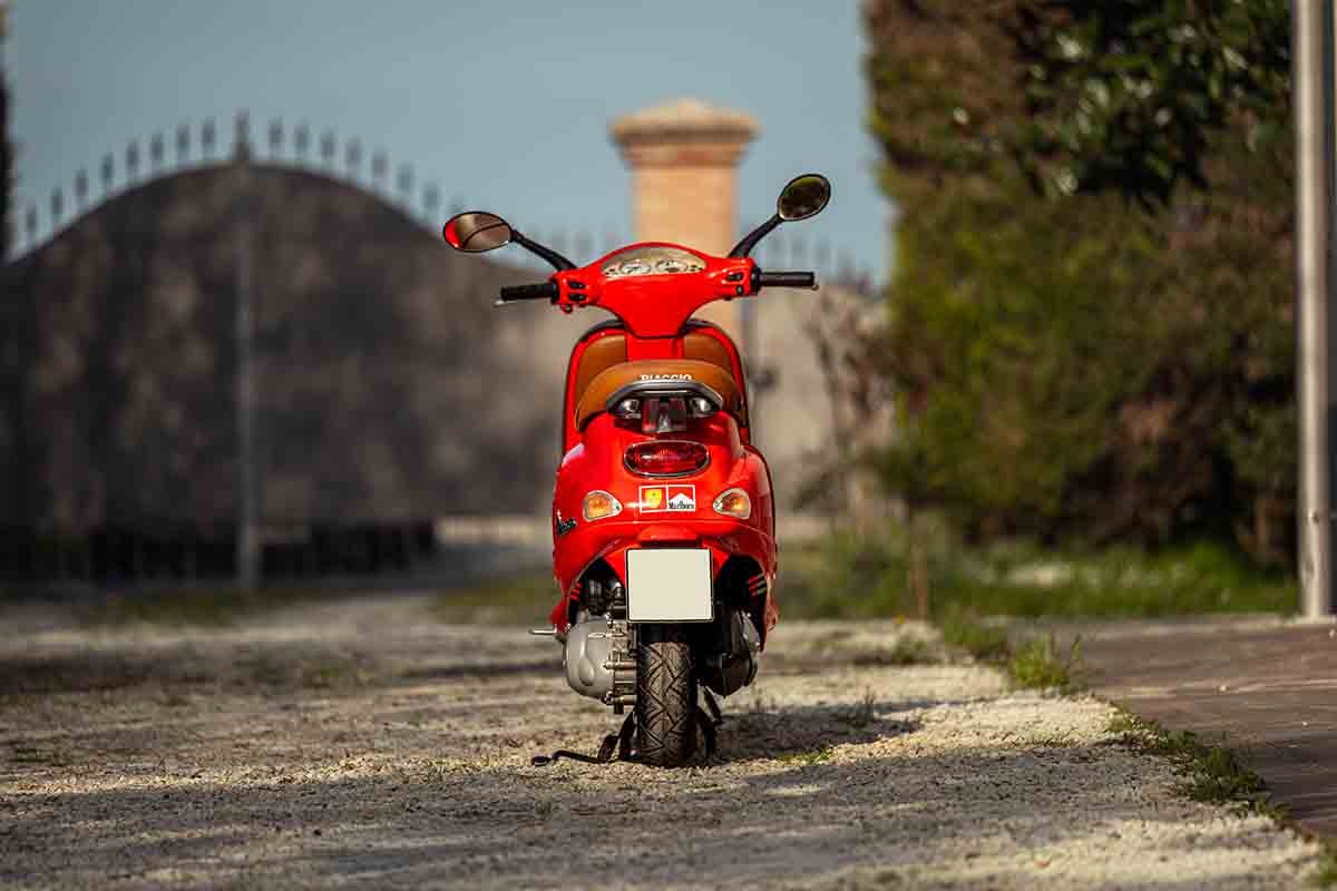 オークションに出品予定の2001年式ピアッジオ「ベスパET4」スクーデリア・フェラーリ Federico Cecchio(c)2026 Courtesy of RM Sotheby's