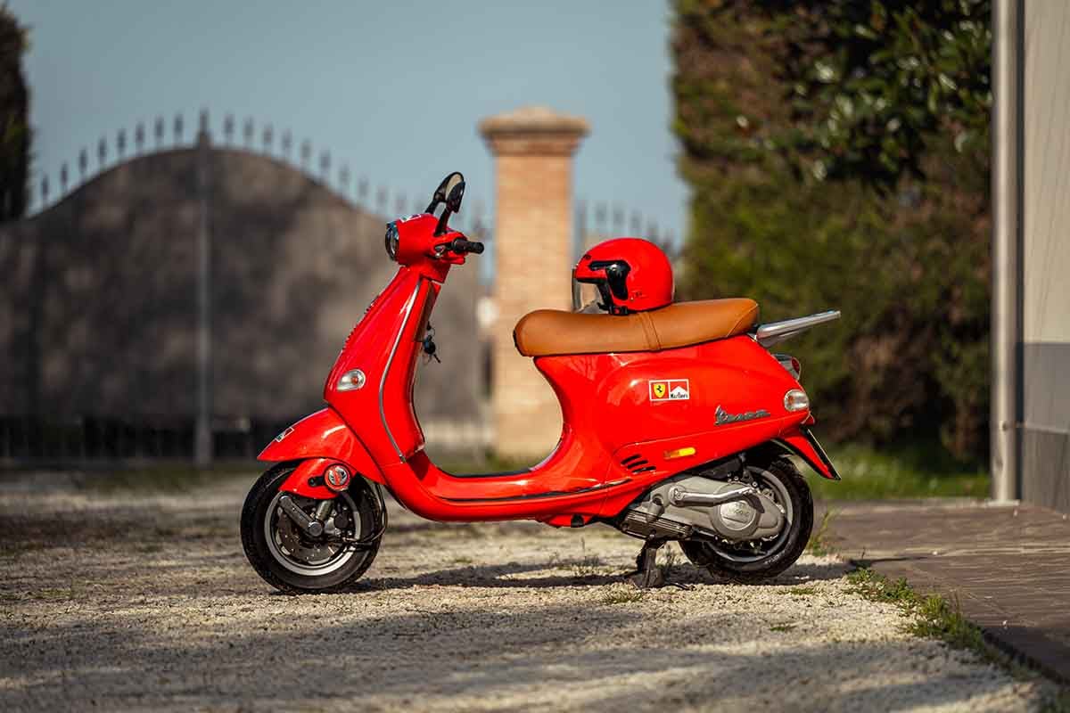 オークションに出品予定の2001年式ピアッジオ「ベスパET4」スクーデリア・フェラーリ Federico Cecchio(c)2026 Courtesy of RM Sotheby's