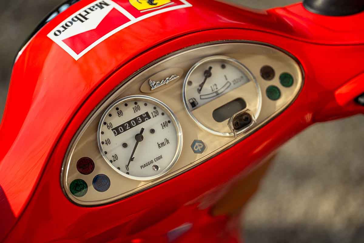オークションに出品予定の2001年式ピアッジオ「ベスパET4」スクーデリア・フェラーリ Federico Cecchio(c)2026 Courtesy of RM Sotheby's