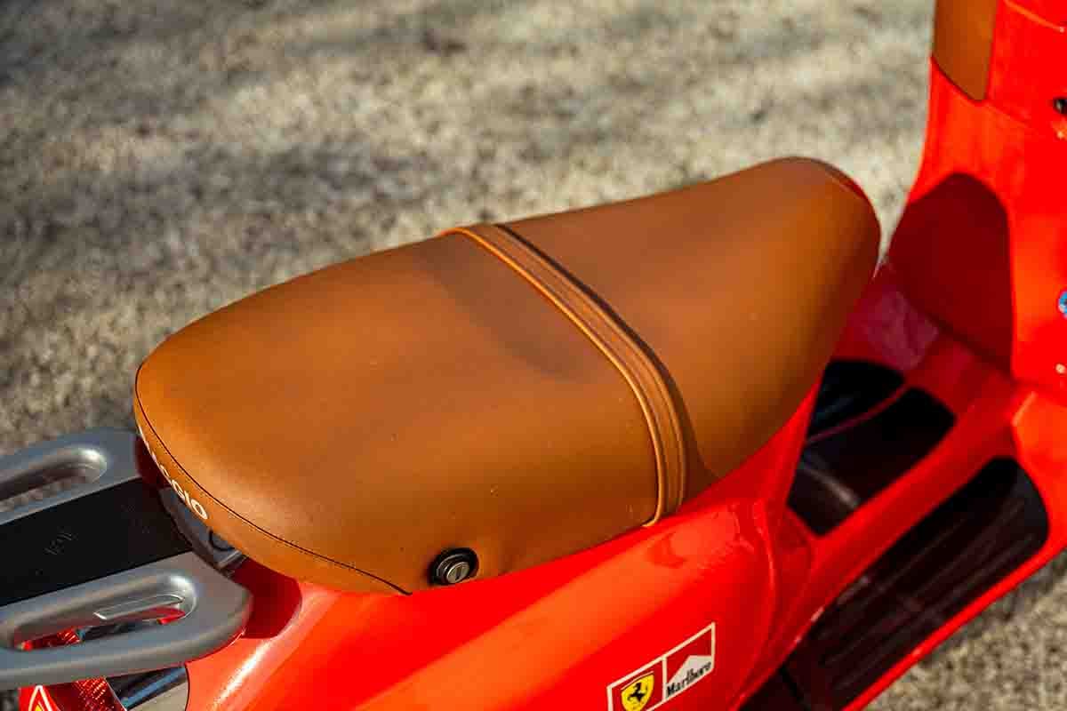 オークションに出品予定の2001年式ピアッジオ「ベスパET4」スクーデリア・フェラーリ Federico Cecchio(c)2026 Courtesy of RM Sotheby's