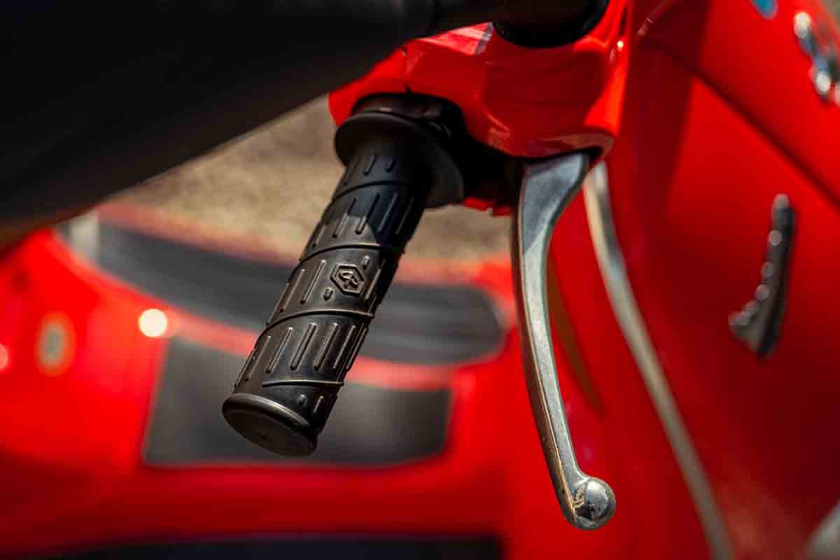 オークションに出品予定の2001年式ピアッジオ「ベスパET4」スクーデリア・フェラーリ Federico Cecchio(c)2026 Courtesy of RM Sotheby's