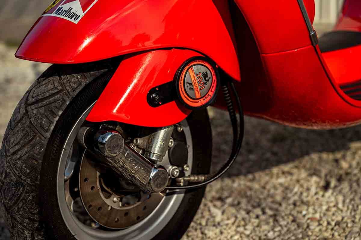 オークションに出品予定の2001年式ピアッジオ「ベスパET4」スクーデリア・フェラーリ Federico Cecchio(c)2026 Courtesy of RM Sotheby's