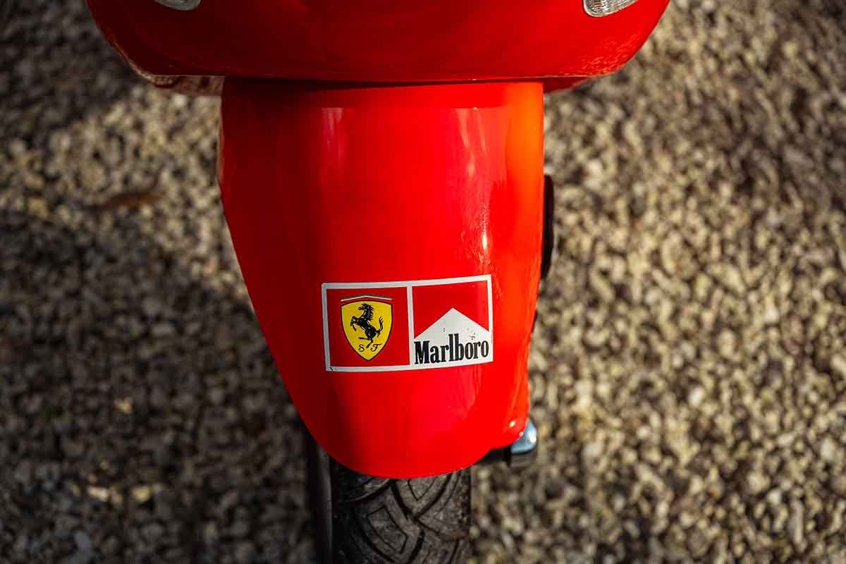 オークションに出品予定の2001年式ピアッジオ「ベスパET4」スクーデリア・フェラーリ Federico Cecchio(c)2026 Courtesy of RM Sotheby's