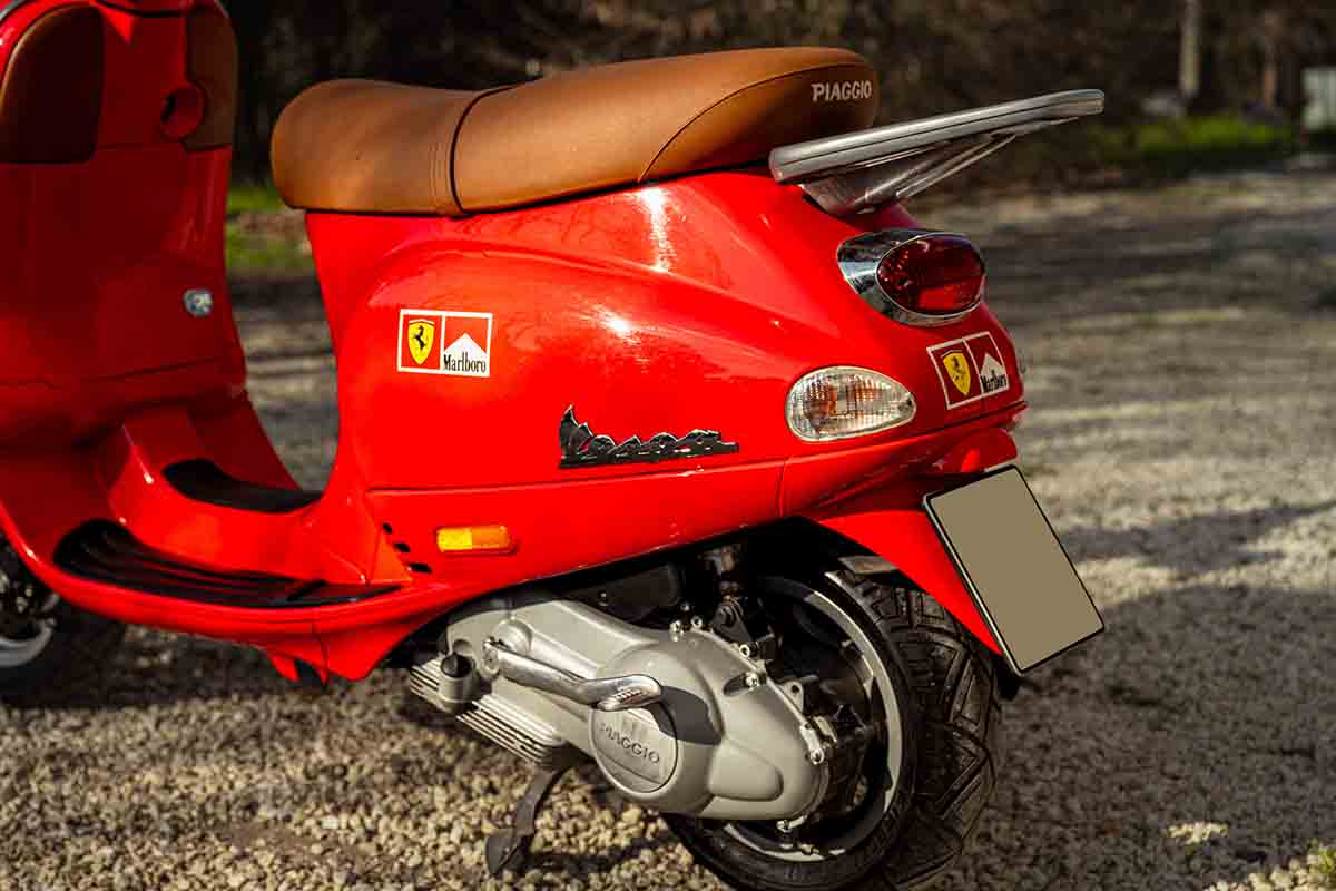 オークションに出品予定の2001年式ピアッジオ「ベスパET4」スクーデリア・フェラーリ Federico Cecchio(c)2026 Courtesy of RM Sotheby's