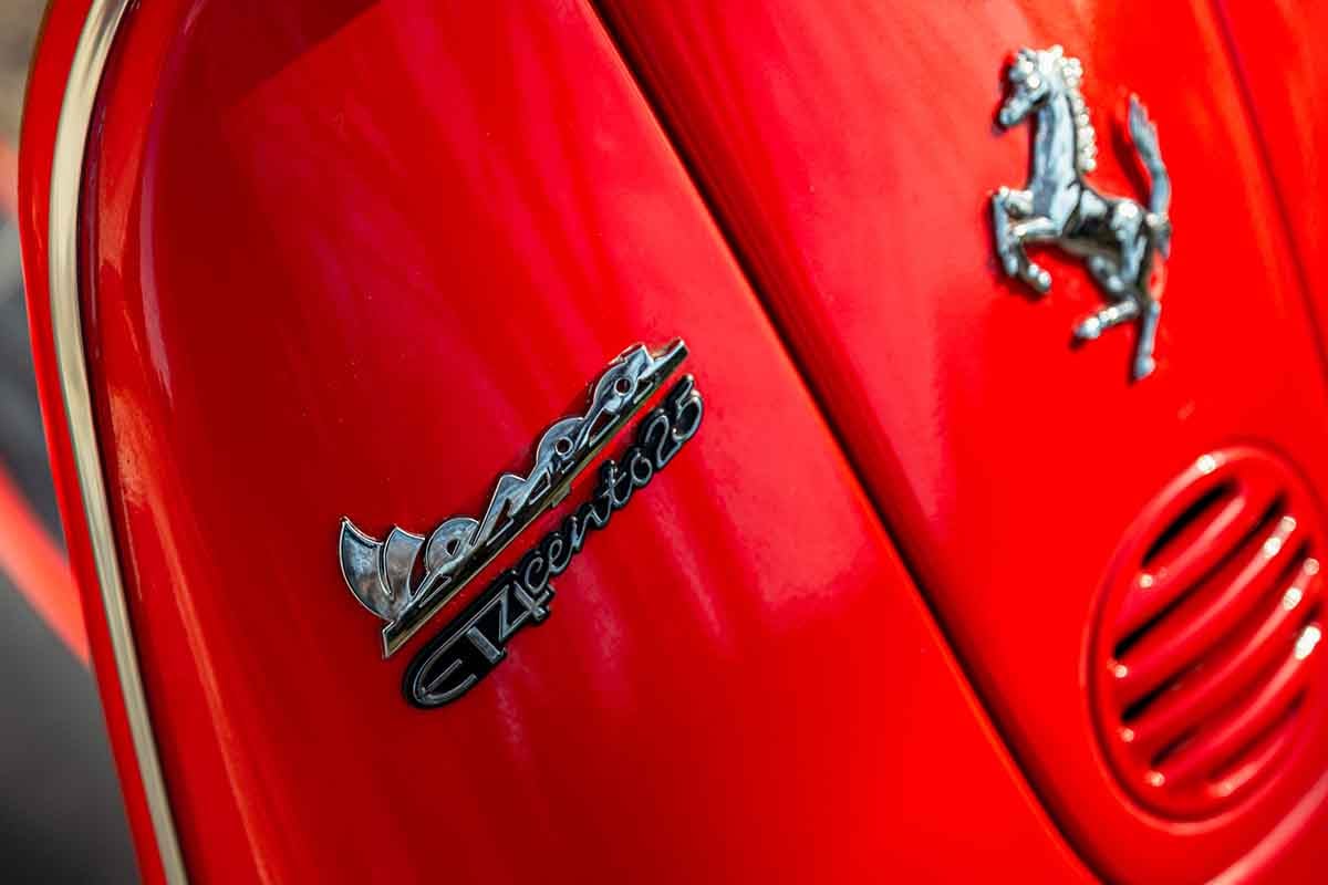 オークションに出品予定の2001年式ピアッジオ「ベスパET4」スクーデリア・フェラーリ Federico Cecchio(c)2026 Courtesy of RM Sotheby's