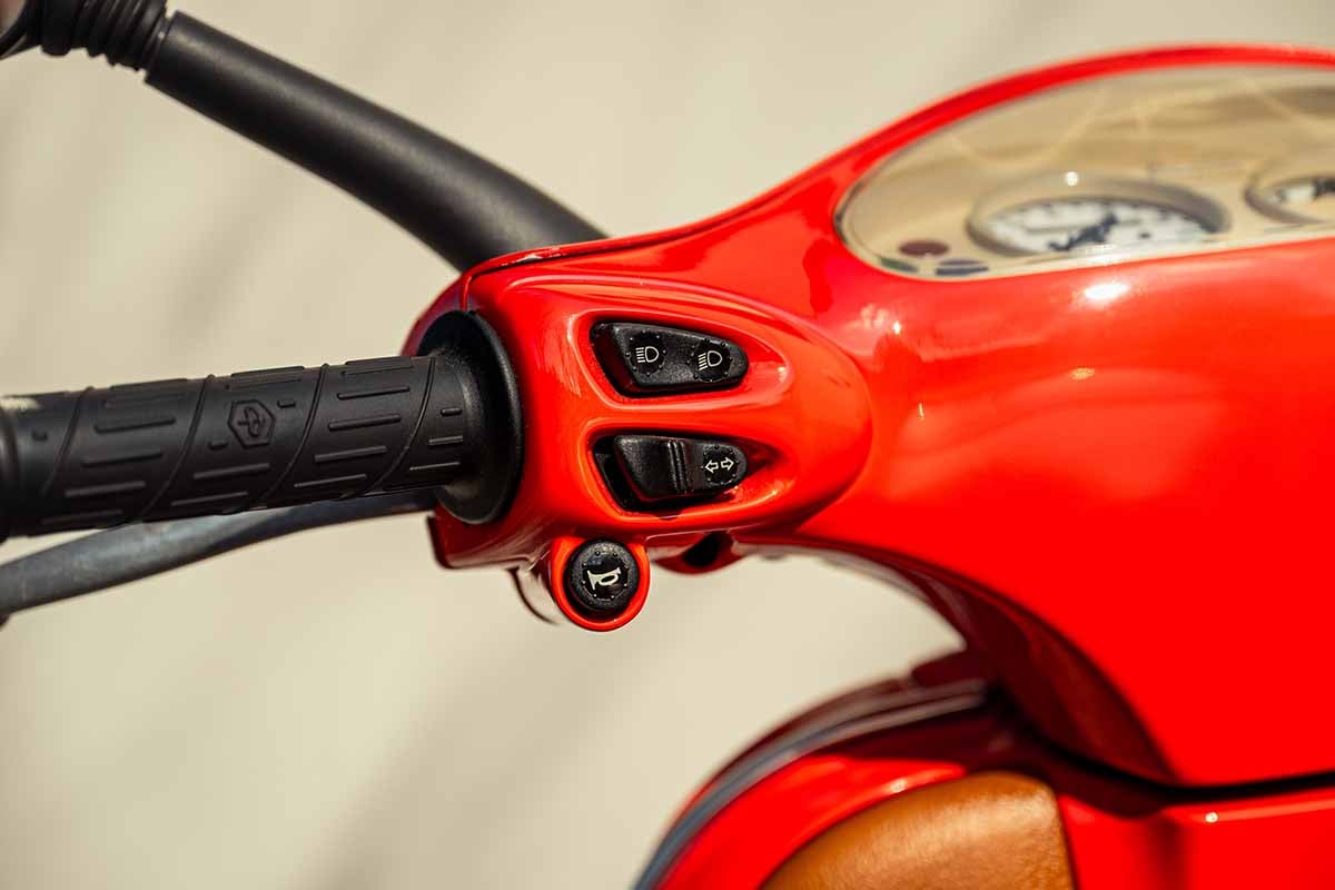 オークションに出品予定の2001年式ピアッジオ「ベスパET4」スクーデリア・フェラーリ Federico Cecchio(c)2026 Courtesy of RM Sotheby's