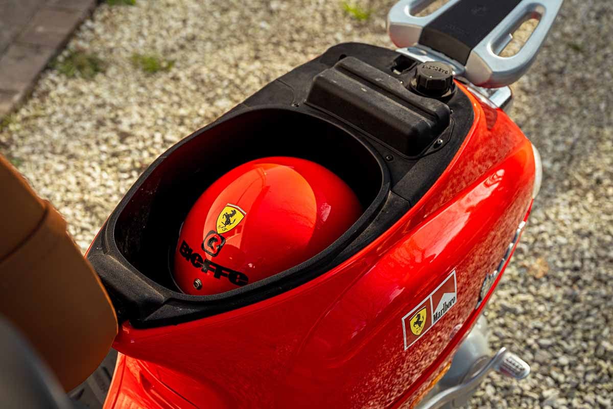 オークションに出品予定の2001年式ピアッジオ「ベスパET4」スクーデリア・フェラーリ Federico Cecchio(c)2026 Courtesy of RM Sotheby's