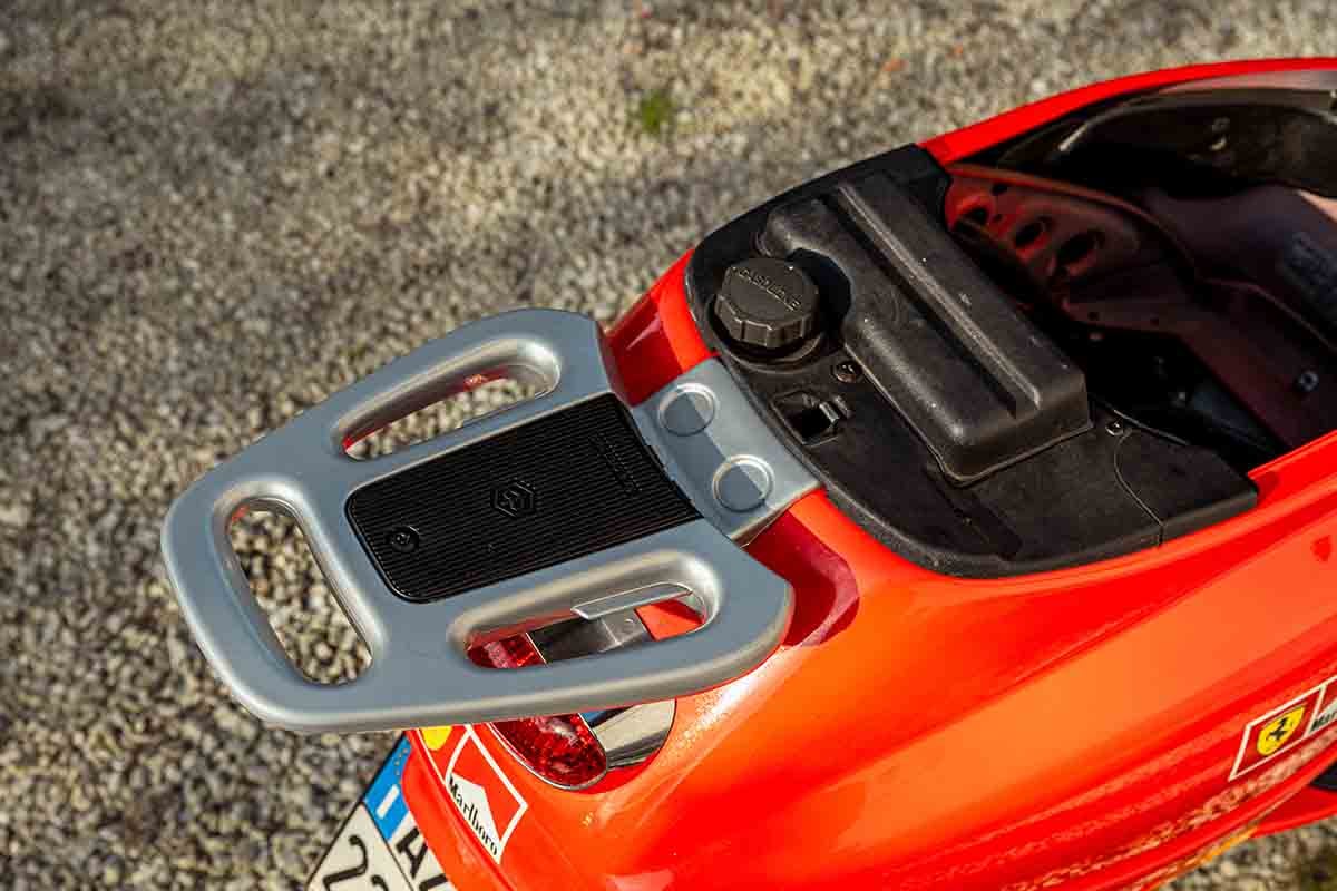 オークションに出品予定の2001年式ピアッジオ「ベスパET4」スクーデリア・フェラーリ Federico Cecchio(c)2026 Courtesy of RM Sotheby's