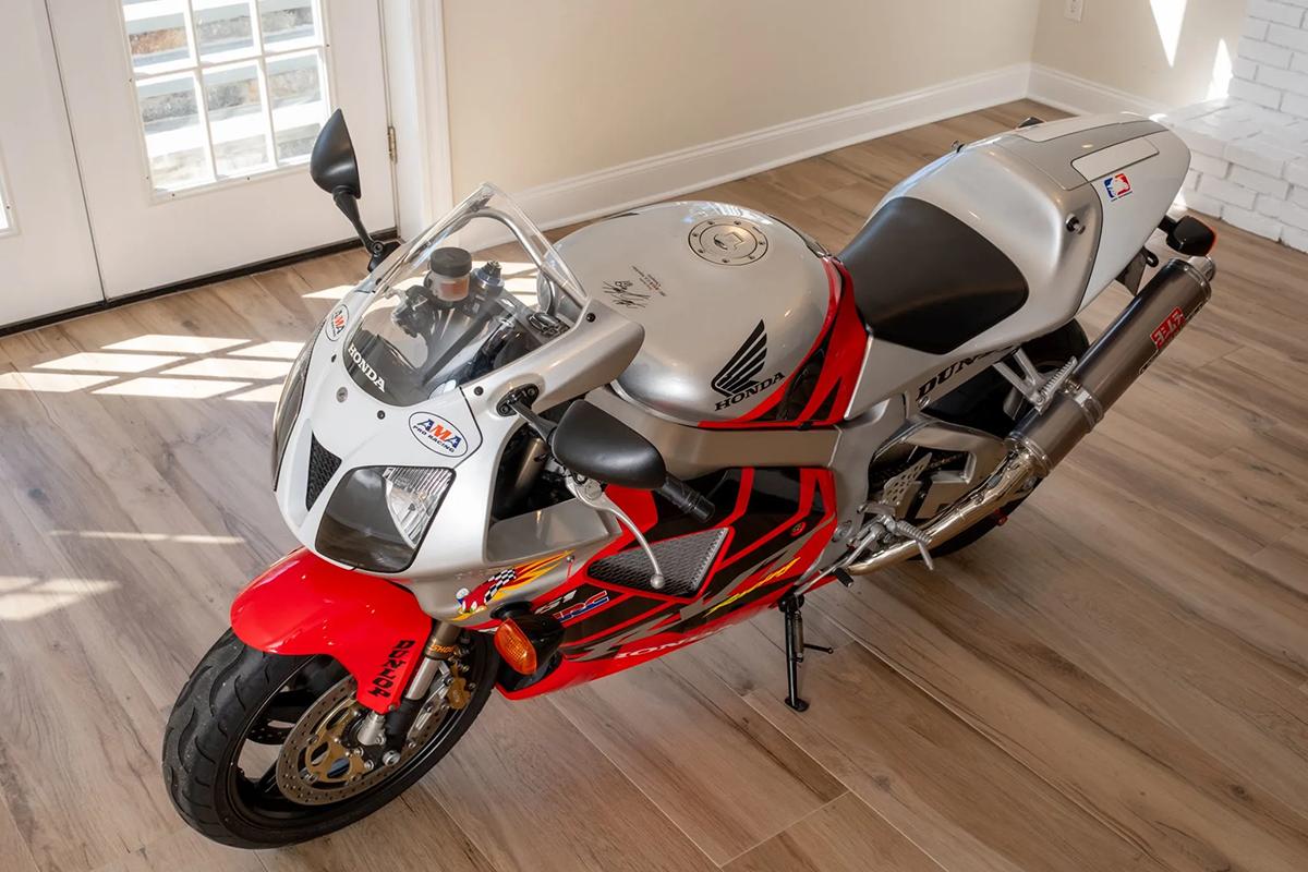 米国オークションに出品され落札された2004年式ホンダ「RVT1000R ニッキー・ヘイデン・エディション」