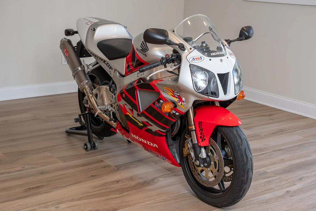 米国オークションに出品され落札された2004年式ホンダ「RVT1000R ニッキー・ヘイデン・エディション」