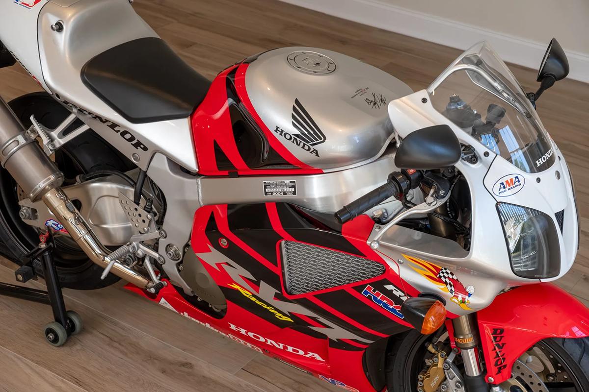 米国オークションに出品され落札された2004年式ホンダ「RVT1000R ニッキー・ヘイデン・エディション」