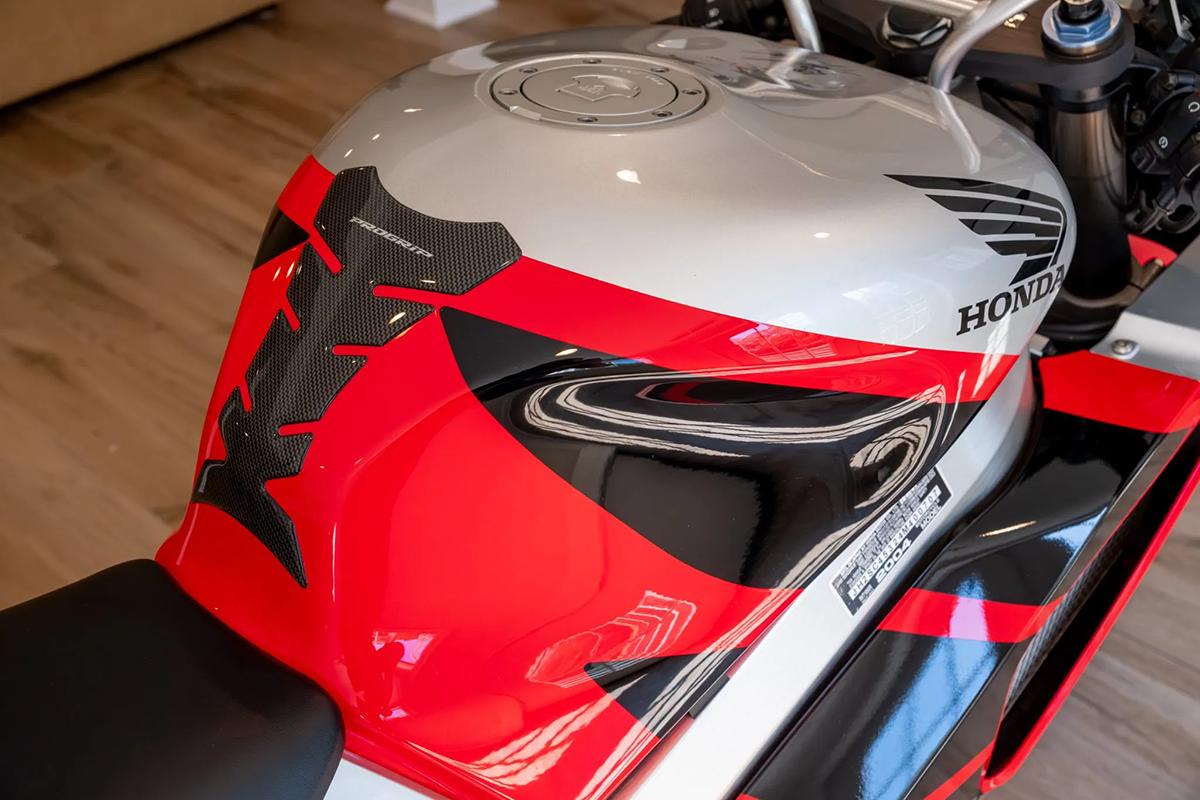 米国オークションに出品され落札された2004年式ホンダ「RVT1000R ニッキー・ヘイデン・エディション」