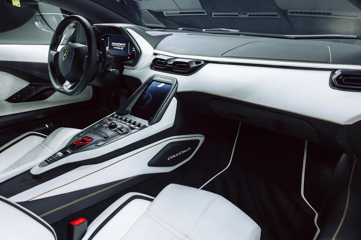 オークションに出品予定の2022年式ランボルギーニ「カウンタックLPI800−4」のインテリア(c)2026 BROAD ARROW Auctions