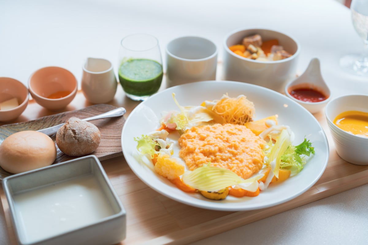 朝食は彩りあざやか、フルーツどっさりのフレンチが味わえる