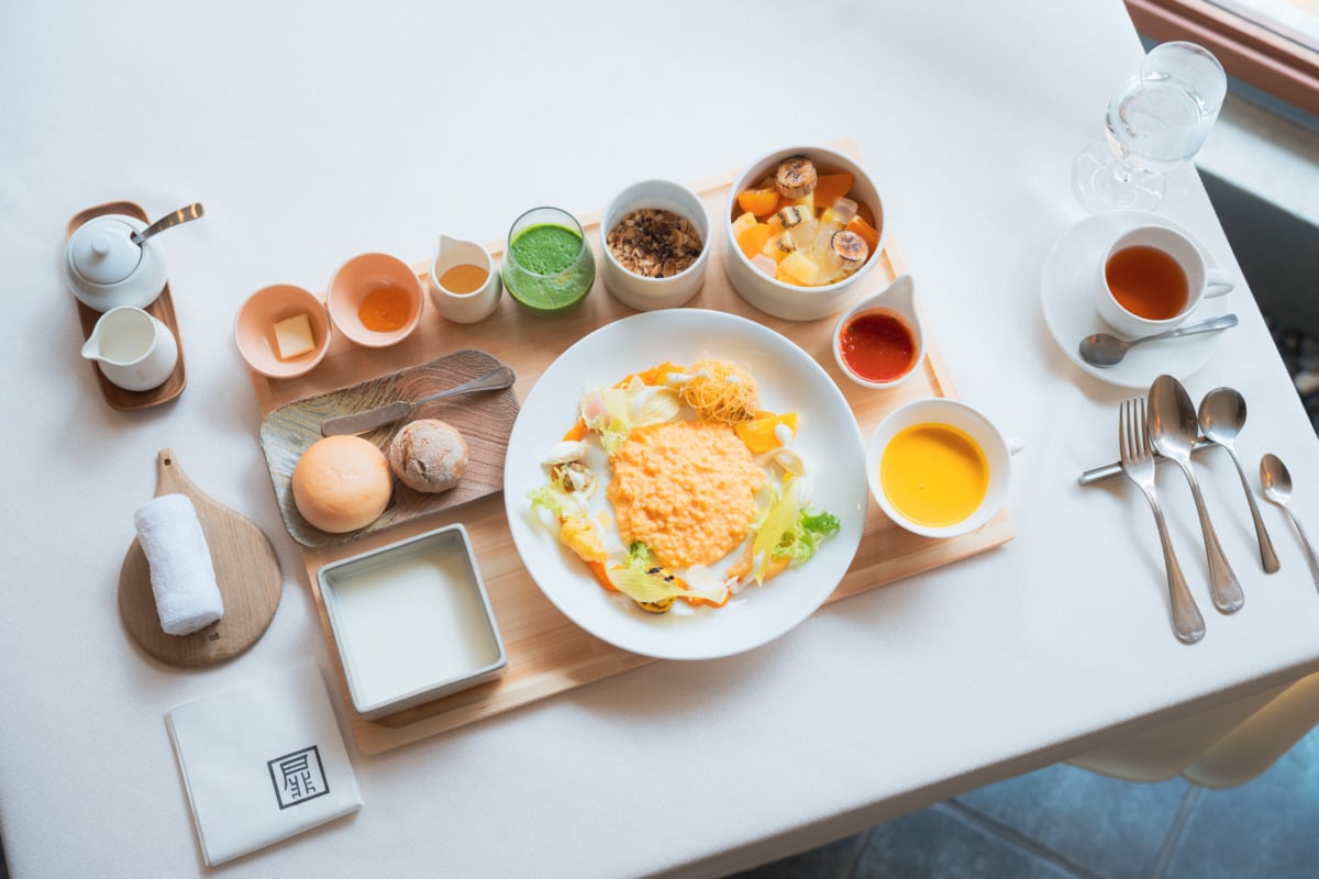 朝食は彩りあざやか、フルーツどっさりのフレンチが味わえる